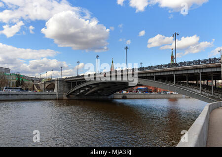 Bolchoï Kamenny Pont sur la rivière Moskva, à Moscou. La Russie Banque D'Images