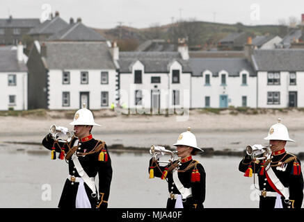 Les joueurs de clairon les Royal Marines pendant un service commémoratif au monument commémoratif de guerre à Port Ellen, Islay, pour environ 700 soldats de la Première Guerre mondiale qui ont perdu la vie à la suite du naufrage du SS Tuscania et HMS Otranto dans les huit premiers mois de l'autre en 1918 au large de la côte de la petite île écossaise. Banque D'Images