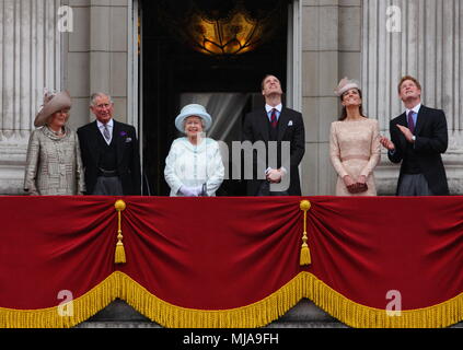 La reine Elizabeth II agite à l'immense foule avec les futurs rois - le prince Charles (maintenant le roi Charles III) et le prince William (maintenant le prince de Galles), la Camilla Duchesse de Cornwall (maintenant la reine Camilla) et Catherine Duchesse de Cambridge (maintenant la princesse de Galles) Avec le prince Harry sur le balcon de Buckingham Palace, regardez le ciel pour un flipast pour commémorer le 60th anniversaire de l'accession de la reine, Londres. 5 juin 2012 --- image de © Paul Cunningham Banque D'Images