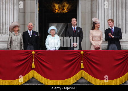 La reine Elizabeth II agite à l'immense foule avec les futurs rois - le prince Charles (maintenant le roi Charles III) et le prince William (maintenant le prince de Galles), la Camilla Duchesse de Cornwall (maintenant la reine Camilla) et Catherine Duchesse de Cambridge (maintenant la princesse de Galles) Avec le prince Harry sur le balcon de Buckingham Palace, regardez le ciel pour un flipast pour commémorer le 60th anniversaire de l'accession de la reine, Londres. 5 juin 2012 --- image de © Paul Cunningham Banque D'Images