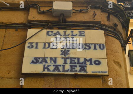 31 août Plaque de rue. San Telmo Kalea dans San Sebastian. Billet d'architecture la Nature. Le 26 mars 2018. Vieille Ville. Donosti Guipuzcoa Pays Basque Sp Banque D'Images