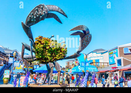 SAN FRANCISCO - Apr 2, 2018 : visiteurs affluent à Pier 39 à San Francisco Fisherman's Wharf est réputé pour ses diverses attractions, boutiques et des fruits de mer. Banque D'Images