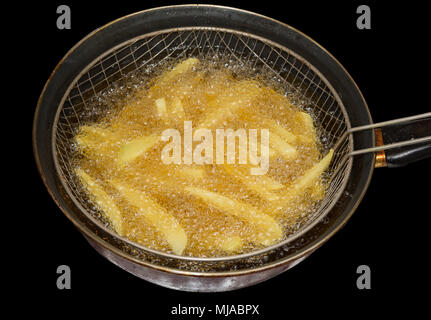 Libre de préparer des frites friteuse sur fond noir Banque D'Images