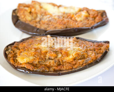 Plaque de base de l'aubergine farcie avec de la viande et fromage Banque D'Images