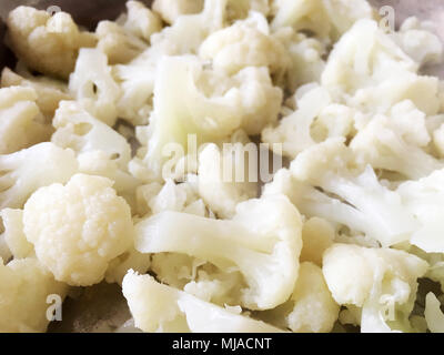 Le brocoli coupé blanc prêt à cuire à la lumière naturelle Banque D'Images