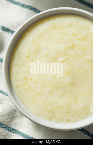 Maison sucré dans un bol de pudding de tapioca Banque D'Images