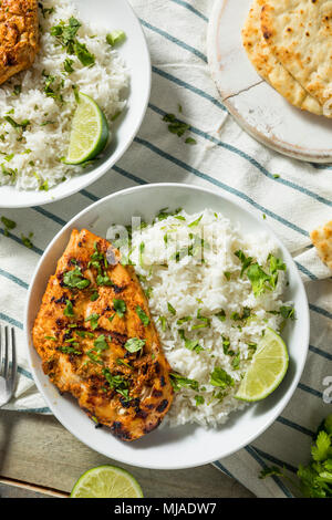 Poulet Tandoori indien fait maison avec du riz et du pain naan Banque D'Images