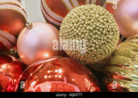 Quelques boules de Noël décorées et colorées Banque D'Images