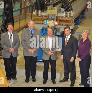 DAHLGREN, en Virginie (24 avril 2018) - U.S. Rep. Jody Hice, (R-ga.) est photographié avec Naval Surface Warfare Center Dahlgren Division (NSWCDD) chefs de file en face de la Marine de railgun électromagnétique lanceur laboratoire. Le membre du Congrès - qui a été informé par NSWCDD ingénieurs sur les lanceurs et les projectiles électromagnétiques hypervitesse - a observé le lanceur tire un projectile à une manifestation. Hice également regardé un arme laser a fait preuve au cours des réunions d'information sur les armes à énergie dirigée et le développement. Tout au long de sa tournée des installations, NSWCDD Hice a vu la commande d'une capacité accrue pour développer et intégrer comple Banque D'Images