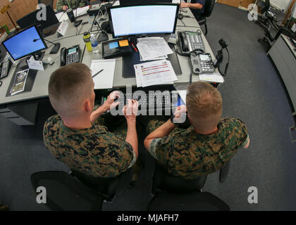 Marines avec la base grands prévôts Office de répondre à une enquête concernant un tireur actif durant l'exercice théorique Durus, Semper sur Camp Pendleton, en Californie le 25 avril 2018. Semper Durus exercice régional exerce le commandement et le contrôle dans les situations de crise pour améliorer les procédures d'intervention et de limiter l'impact sur l'environnement tout en répondant à d'éventuelles activités terroristes. (U.S. Marine Corps photo par le Cpl. Dylan Chagnon) Banque D'Images