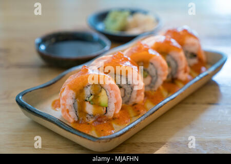 Philadelphia roll sushi au saumon, crevette, avocat, fromage à la crème. Menu Sushi. La nourriture japonaise. Banque D'Images