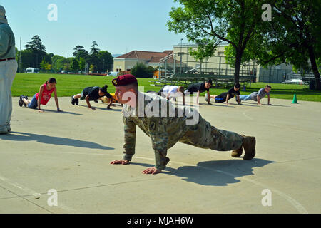 La 173rd Airborne Brigade est une brigade d'infanterie aéroportée de l'armée américaine basée à Vicence, en Italie, sous le commandement de l'armée américaine en Europe. L'image d'archive enregistre un mini test d'entraînement physique mené avec des étudiants lors d'un événement de sensibilisation Boot Camp à l'école secondaire Villaggio à Vicence le 26 avril 2017. Banque D'Images