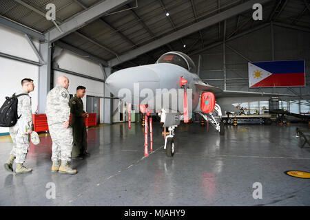 Les membres de l'armée de l'air américaine et Philippine discuter les capacités du FA-50PH Eagle combat à un expert en la matière au cours de l'échange d'un accord bilatéral d'échange éventuel de Clark Air Base, Philippines, le 25 avril 2018. L'échange est la sixième version du contingent aérien des Philippines aux États-Unis établie par américaines du Pacifique et exécuté par l'Administration centrale Pacific Air Forces. Ces échanges sont importants car ils aident à promouvoir l'interopérabilité, s'appuyer sur la base d'une forte présence américaine Philippine-'s alliance, et réaffirmer l'engagement des États-Unis pour la région Indo-Pacifique. (U.S. Air Force phot Banque D'Images