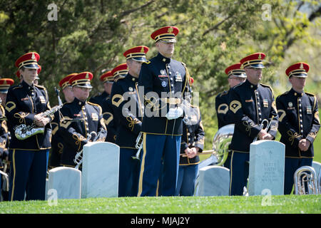 Les membres de l'armée américaine, "bande" du Pershing, vous aider à mener les funérailles de l'ancien secrétaire de l'Armée de l'Ouest Togo D., Jr. dans l'article 34 du Cimetière National d'Arlington, Arlington, Virginie, le 26 avril 2018. À l'Ouest a été à la fois secrétaire de l'armée et secrétaire des Affaires des anciens combattants dans l'Administration Clinton, et a été le deuxième Afro-américain à être secrétaire des Affaires des anciens combattants. West a également été capitaine dans l'armée américaine et l'ancien avocat général de la Marine à l'Administration Carter. Le conjoint de l'Ouest, Gail Berry Ouest, a reçu l'American flags de son cercueil. (U.S. Army Banque D'Images