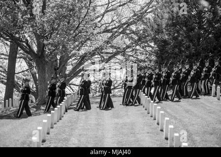 L'Armée américaine sur la garde d'Honneur en mars à la fin des funérailles de l'ancien secrétaire de l'Armée de l'Ouest Togo D., Jr. dans l'article 34 du Cimetière National d'Arlington, Arlington, Virginie, le 26 avril 2018. À l'Ouest a été à la fois secrétaire de l'armée et secrétaire des Affaires des anciens combattants dans l'Administration Clinton, et a été le deuxième Afro-américain à être secrétaire des Affaires des anciens combattants. West a également été capitaine dans l'armée américaine et l'ancien avocat général de la Marine à l'Administration Carter. Le conjoint de l'Ouest, Gail Berry Ouest, a reçu l'American flags de son cercueil. (U.S. Photo de l'armée Banque D'Images