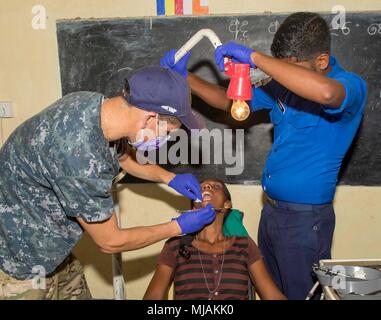 180427-N-NH199-0122 TRINCOMOLEE, Sri Lanka (27 avril 2018) Le lieutenant Cmdr. Jaime Gaete, Marine chilienne, extrait une dent du patient avec l'aide d'un technicien dentaire militaire Sri-Lankais coopérer au cours d'un engagement en faveur de la santé Partenariat du Pacifique 2018 (PP18). PP18's mission est de travailler ensemble avec l'hôte et les pays partenaires à améliorer l'interopérabilité régionale et de capacités de réaction aux catastrophes, d'accroître la stabilité et la sécurité dans la région, et de favoriser de nouvelles amitiés et durable dans toute la région Indo-Pacifique. Partenariat du Pacifique, maintenant dans sa 13e version, est la plus grande rencontre annuelle Banque D'Images