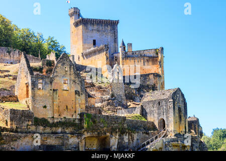 Le Château de Commargue se dresse sur un éperon rocheux dans le cocountryside près de Les Eyzies, dans la Dordogne, France Banque D'Images