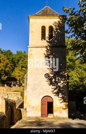 Notre Dame de l'Assomption, une église du xiie siècle dans le petit village rural de Mouzens, Périgord Noir, France Banque D'Images