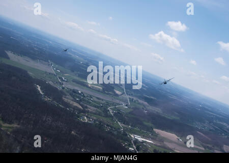 La 179e Airlift Wing effectue un vol en formation à l'aide de navires cinq cinq de leurs huit C-130H Hercules d'effectuer des parachutages, coordonnée le 26 avril 2018. Comme l'unité de cinq premières formation navire depuis la conversion retour à la C-130H, le vol a permis aux membres de l'entretien, port de l'antenne et les opérations des groupes de travailler ensemble l'accroissement global de préparation de l'actif à déploiement. (U.S. Photo de la Garde nationale aérienne Airman First Class Marc Wilson/libérés) Banque D'Images