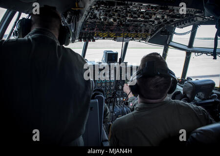 La 179e Airlift Wing effectue un vol en formation à l'aide de navires cinq cinq de leurs huit C-130H Hercules d'effectuer des parachutages, coordonnée le 26 avril 2018. Comme l'unité de cinq premières formation navire depuis la conversion retour à la C-130H, le vol a permis aux membres de l'entretien, port de l'antenne et les opérations des groupes de travailler ensemble l'accroissement global de préparation de l'actif à déploiement. (U.S. Photo de la Garde nationale aérienne Airman First Class Marc Wilson/libérés) Banque D'Images