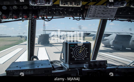 La 179e Airlift Wing effectue un vol en formation à l'aide de navires cinq cinq de leurs huit C-130H Hercules d'effectuer des parachutages, coordonnée le 26 avril 2018. Comme l'unité de cinq premières formation navire depuis la conversion retour à la C-130H, le vol a permis aux membres de l'entretien, port de l'antenne et les opérations des groupes de travailler ensemble l'accroissement global de préparation de l'actif à déploiement. (U.S. Photo de la Garde nationale aérienne Airman First Class Marc Wilson/libérés) Banque D'Images