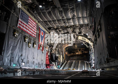 La 179e Airlift Wing effectue un vol en formation à l'aide de navires cinq cinq de leurs huit C-130H Hercules d'effectuer des parachutages, coordonnée le 26 avril 2018. Comme l'unité de cinq premières formation navire depuis la conversion retour à la C-130H, le vol a permis aux membres de l'entretien, port de l'antenne et les opérations des groupes de travailler ensemble l'accroissement global de préparation de déployer des actifs. (U.S. Photo de la Garde nationale aérienne Airman First Class Marc Wilson/libérés) Banque D'Images