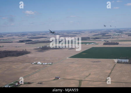 La 179e Airlift Wing effectue un vol en formation à l'aide de navires cinq cinq de leurs huit C-130H Hercules d'effectuer des parachutages, coordonnée le 26 avril 2018. Comme l'unité de cinq premières formation navire depuis la conversion retour à la C-130H, le vol a permis aux membres de l'entretien, port de l'antenne et les opérations des groupes de travailler ensemble l'accroissement global de préparation de l'actif à déploiement. (U.S. Photo de la Garde nationale aérienne Airman First Class Marc Wilson/libérés) Banque D'Images