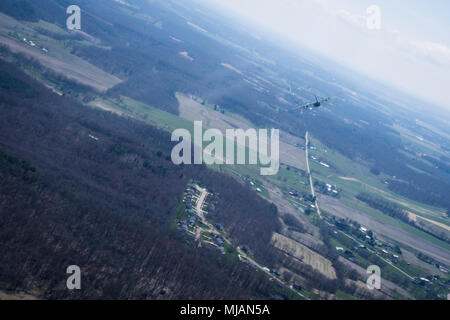 La 179e Airlift Wing effectue un vol en formation à l'aide de navires cinq cinq de leurs huit C-130H Hercules d'effectuer des parachutages, coordonnée le 26 avril 2018. Comme l'unité de cinq premières formation navire depuis la conversion retour à la C-130H, le vol a permis aux membres de l'entretien, port de l'antenne et les opérations des groupes de travailler ensemble l'accroissement global de préparation de l'actif à déploiement. (U.S. Photo de la Garde nationale aérienne Airman First Class Marc Wilson/libérés) Banque D'Images