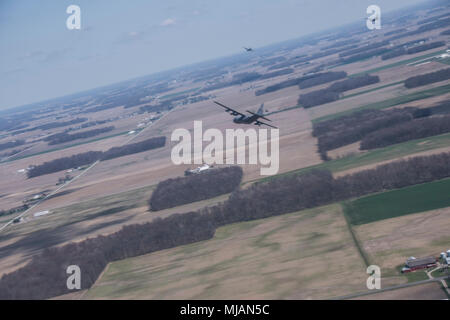 La 179e Airlift Wing effectue un vol en formation à l'aide de navires cinq cinq de leurs huit C-130H Hercules d'effectuer des parachutages, coordonnée le 26 avril 2018. Comme l'unité de cinq premières formation navire depuis la conversion retour à la C-130H, le vol a permis aux membres de l'entretien, port de l'antenne et les opérations des groupes de travailler ensemble l'accroissement global de préparation de l'actif à déploiement. (U.S. Photo de la Garde nationale aérienne Airman First Class Marc Wilson/libérés) Banque D'Images