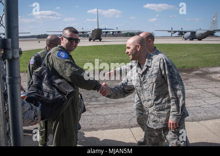 La 179e Airlift Wing effectue un vol en formation à l'aide de navires cinq cinq de leurs huit C-130H Hercules d'effectuer des parachutages, coordonnée le 26 avril 2018. Comme l'unité de cinq premières formation navire depuis la conversion retour à la C-130H, le vol a permis aux membres de l'entretien, port de l'antenne et les opérations des groupes de travailler ensemble l'accroissement global de préparation de l'actif à déploiement. (U.S. Photo de la Garde nationale aérienne Airman First Class Marc Wilson/libérés) Banque D'Images