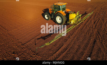 Vue aérienne de l'agriculteur avec un tracteur sur le domaine agricole tracteurs semis. travaillant sur le domaine agricole au printemps. Graine de coton Banque D'Images