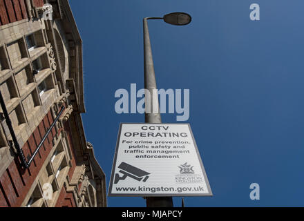 Plaque de rue à la gestion du conseil d'avertissement de cctv en opération, kinsgton upon Thames, Surrey, Angleterre Banque D'Images