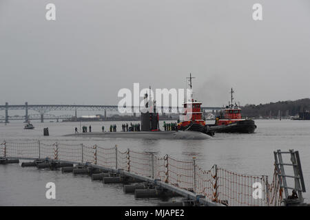 180427-N-LW591-005 Groton (Connecticut) (oct. 4, 2017) stand de marins à bord de la partie supérieure de la classe Los Angeles sous-marin d'attaque rapide USS San Juan (SSN-751) comme leurs amis et leurs familles attendent leur arrivée à Naval Submarine Base New London Groton (Connecticut), dans Vendredi 27, avril San Juan est de retour de la zone de responsabilité du Commandement européen où ils ont exécuté le chef de l'opération navale de la stratégie maritime pour soutenir les intérêts de la sécurité nationale et les opérations de sécurité maritime. (U.S. Photo par marine Spécialiste de la communication de masse 1re classe Steven Hoskins/libérés) Banque D'Images