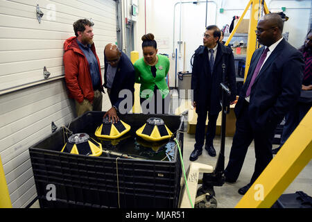 180426-N-PO203-0268 Fairbanks, Alaska (avr. 26, 2018) Jeremy Kasper, gauche, Codirecteur, nord-ouest de l'énergie renouvelable Marine National Center, mémoires des représentants du ministère de la Marine (DON) les collèges et universités traditionnellement noires/Institutions minoritaires (HBCU/MI) program office au sujet de ses recherches au cours d'une visite à l'Université d'Alaska à Fairbanks. Le DoN HBCU/MI programme était sur le campus pour les étudiants et les enseignants au sujet des bourses d'études, bourses, stages et opportunités pour réussir à obtenir des subventions et contrats de recherche fondamentale et appliquée avec la Marine américaine. (U.S. N Banque D'Images