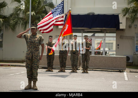 Deuxième lieutenant Asie Porcil, adjudant de Compagnie d'état-major, 35 Régiment de logistique de combat, 3e Groupe Logistique Maritime, salue comme l'hymne national est joué au cours de la cérémonie d'inauguration de l'hôtel de Hauge 30 avril 2018 sur le Camp Kinser, Okinawa, Japon. Hauge Hall a été consacrée à la mémoire de Cpl. Louis J. Hauge Jr., qui a reçu la médaille d'honneur pour ses actions pendant la bataille d'Okinawa. Porcil est originaire de Berkeley, en Californie. (U.S. Marine Corps photo par Lance Cpl. Jamin M. Powell) Banque D'Images