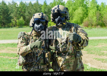 La CPS. Kevin Montgomery (à gauche) et le Sgt. Bryan Pentz (à droite), l'équipage de l'hélicoptère UH-60 Blackhawk chiefs avec la Compagnie A, 3e Bataillon d'hélicoptères d'assaut, 227e Régiment d'aviation, 1st Air Cavalry Brigade, Division de cavalerie, posent pour une photo avant de pouvoir procéder à des qualifications d'armes à Grafenwoehr Domaine de formation, l'Allemagne, le 29 avril 2018. Les équipages de conduite sont M240B machine gun, qui comprennent des tables de qualification longue et courte portée cibles, ainsi que tirer avec enfilé des masques à gaz. (U.S. Photo de l'armée par le Sgt. Gregory T. Summers / 22e Détachement des affaires publiques mobiles) Banque D'Images