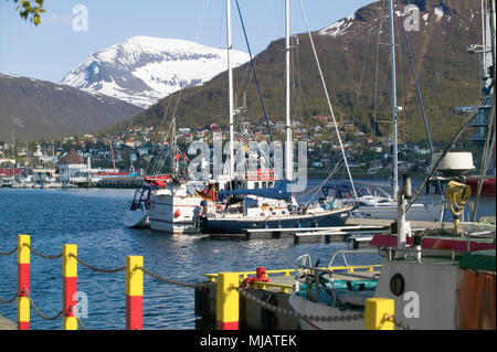 Vue spectaculaire sur le port de Tromsoe au début du printemps, nord de la Norvège, Scandinavie, Europe Banque D'Images