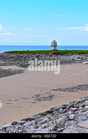 La plage de Trecco Bay, Porthcawl, S.Wales avec l'ancienne tour d'observation en arrière-plan. Banque D'Images