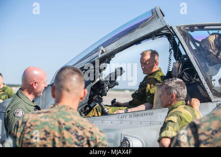 Le général de Odin Johannessen parle aux Marines des États-Unis avec l'Escadron d'hélicoptères d'attaque légère Marine, sur les capacités de l'UH-1Y Huey sur Marine Corps Air Station Cherry Point, N.C., 30 avril 2018. Johannessen, le chef d'état-major de l'armée norvégienne, a visité l'aile marines afin de discuter du développement de stade 18 Trident, norvégien et américain et plans prochains déploiements pour la formation à la Norvège. (U.S. Marine Corps photo par Lance Cpl. Ethan Pumphret) Banque D'Images