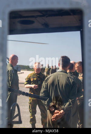 Le général de Odin Johannessen parle aux Marines des États-Unis avec l'Escadron d'hélicoptères d'attaque légère Marine, sur les capacités de l'UH-1Y Huey sur Marine Corps Air Station Cherry Point, N.C., 30 avril 2018. Johannessen, le chef d'état-major de l'armée norvégienne, a visité l'aile marines afin de discuter du développement de stade 18 Trident, norvégien et américain et plans prochains déploiements pour la formation à la Norvège. (U.S. Marine Corps photo par Lance Cpl. Ethan Pumphret) Banque D'Images