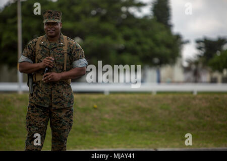 Le lieutenant-colonel Kenric D. Stevenson, commandant du Régiment de logistique de combat 35, grâce aux Marines de CLR-35 pour leurs efforts au cours de la cérémonie de passation de commandement régimentaire du 1er mai 2018 sur le Camp Kinser, Okinawa, Japon. Le colonel Forrest C. Poole a quitté le commandement de CLR-35 à Stevenson. Stevenson est un indigène de DeRidder, Louisiane. (U.S. Marine Corps photo par Lance Cpl. Jamin M. Powell) Banque D'Images