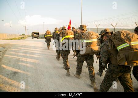 Les Marines américains avec la Force de rotation de la mer Noire 18,1 suivent dans deux colonnes au cours d'une randonnée de six milles conditionné à la base aérienne de Mihail Kogalniceanu, la Roumanie, le 27 avril 2018. Randonnées alors que grevé par une charge lourde est une capacité marines ont besoin pour maintenir la forme physique et la préparation au combat. (U.S. Marine Corps photo par Lance Cpl. Abrey Liggins) Banque D'Images