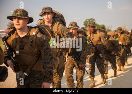 Les Marines américains avec la Force de rotation de la mer Noire 18,1 suivent dans deux colonnes au cours d'une randonnée de six mile climatisation à bord de la Base Aérienne de Mihail Kogalniceanu, la Roumanie, le 27 avril 2018. Randonnées alors que grevé par une charge lourde est une capacité marines ont besoin pour maintenir la forme physique et la préparation au combat. (U.S. Marine Corps photo par le Sgt. Victor A. Mancilla) Banque D'Images