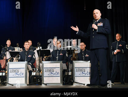 Le colonel Roman Hund, commandant de l'installation, se félicite de l'US Air Force Band aviateurs de la note de la région lors d'un spectacle à Gloucester, Massachusetts, le 23 avril. La performance a fait partie de la série de concerts de printemps du groupe de la Nouvelle Angleterre. Les aviateurs de note est basée à Joint Base Anacostia Bolling à Washington, D.C. (États-Unis Air Force photo par Linda Labonté Britt) Banque D'Images