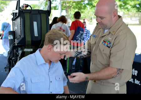 PENSACOLA, Floride -- Chef mécanicien structurels de l'aviation - Équipement de sécurité Samuel Hartley, le Naval Air Technical Training Center (NATTC) 'A' AME superviseur de cours de l'école, explique le F/18 siège éjectable SJU-17 à un SkillsUSA Mondes de possibilité Career Expo 2018 présence le 30 avril au Centre de la baie de Pensacola de Pensacola, Floride. Plus de 2 500 écoles secondaires de la Floride et les étudiants du secondaire ont assisté à l'événement, qui avait pour but de réunir des dirigeants de l'industrie d'affaires présentant des possibilités d'exploration de carrière. Banque D'Images