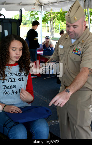 PENSACOLA, Floride -- Chef mécanicien structurels de l'aviation - Équipement de sécurité Samuel Hartley, le Naval Air Technical Training Center (NATTC) 'A' AME superviseur de cours de l'école, explique le F/18 siège éjectable SJU-17 à un SkillsUSA Mondes de possibilité Career Expo 2018 présence le 30 avril au Centre de la baie de Pensacola de Pensacola, Floride. Plus de 2 500 écoles secondaires de la Floride et les étudiants du secondaire ont assisté à l'événement, qui avait pour but de réunir des dirigeants de l'industrie d'affaires présentant des possibilités d'exploration de carrière. Banque D'Images