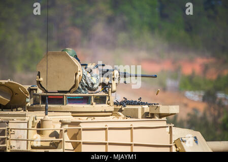 FORT BENNING, en Géorgie (30 avril 2018) Un M1A2 Abrams char de combat principal membre de l'équipe de calibre 50 incendies machine gun à Red Cloud sur gamme Fort Benning, en Géorgie, au cours de l'opération de démonstration, d'armure Thunderbolt le 30 avril. Opération Thunderbolt est une démonstration d'armes-combiné composé d'un peloton de chars s'engager des cibles avec des tirs directs et indirects pour l'appui feu de mortiers et d'artillerie. (U.S. Photo de l'armée par Patrick A. Albright) Banque D'Images