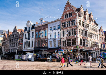 Gand, Belgique - 11 mars 2018 : des bulles de savon en survolant le Korenmarkt square lors d'une journée ensoleillée dans le centre-ville médiéval de Gand. Province de l'Est Banque D'Images