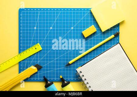 Ensemble d'accessoires pour enfants d'âge préscolaire et scolaire pour l'apprentissage de l'éducation lettre attirant sur fond de papier jaune et planche à dessin Concept t Banque D'Images