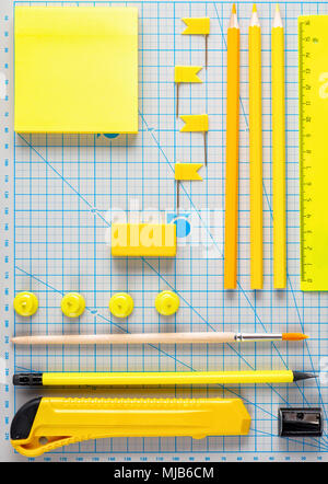 Ensemble d'accessoires pour enfants d'âge préscolaire et scolaire pour l'apprentissage de l'éducation lettre attirant sur fond de planche à dessin Retour à l'école Concept spa copie Banque D'Images